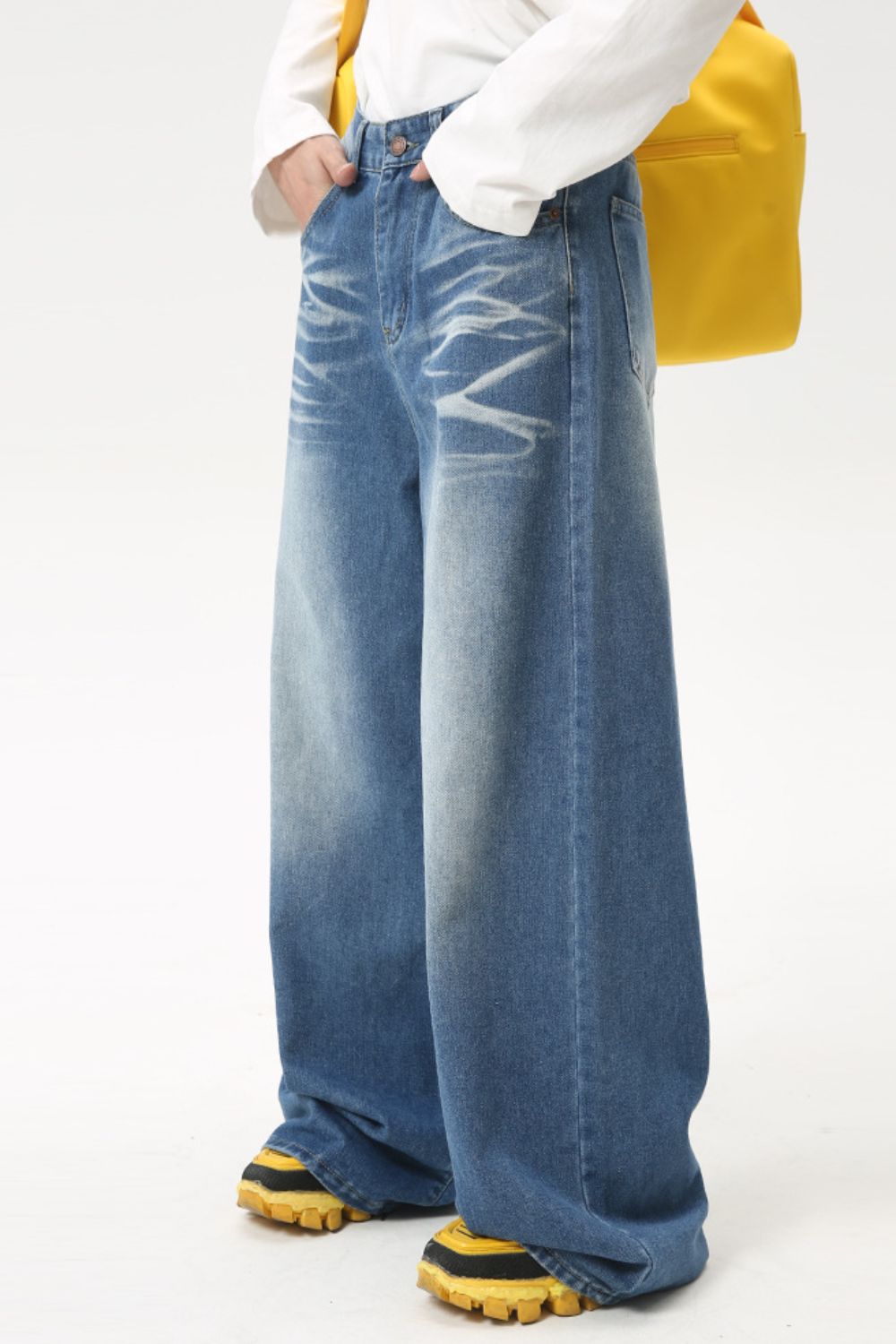 Wide leg jeans with pockets in blue denim.
